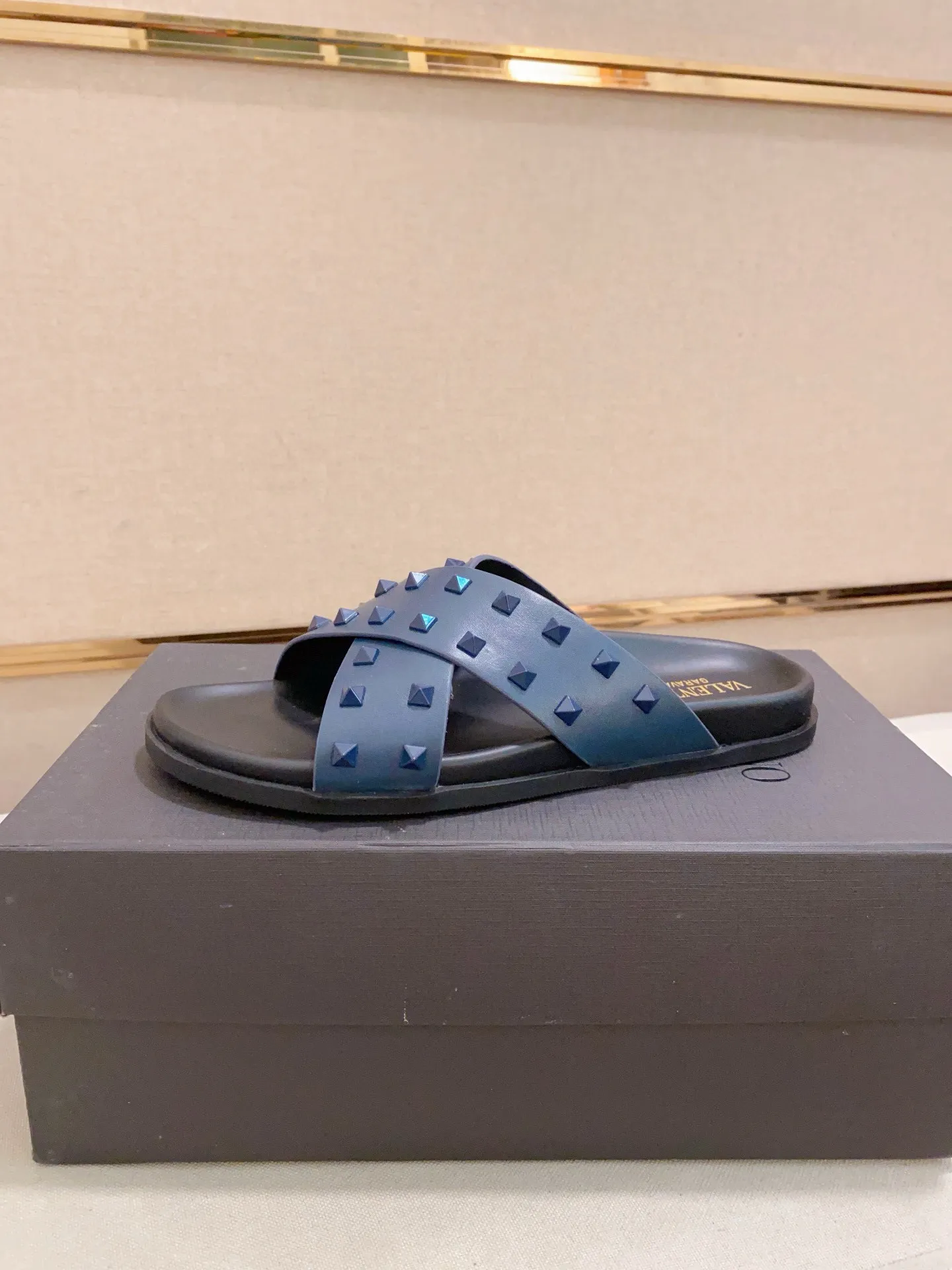 Men's shoes💰: 440💰[Valentino] New men's boutique slippers, counter quality, classic plaid, the actual workmanship is quite complex🔰The uppers are made of imported fabrics➕🐑Sheepskin lining, which tests the craftsman's craftsmanship➕original PU outsole. Size: 38-44 (45 can be customized, non-refundable)